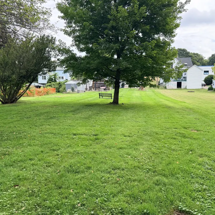 Quintal amplo e plano — 328 Mechanic St, Marlborough